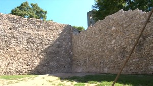 Výlet na hrad skončil pádom do priepasti