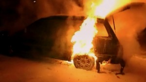 V Pezinku zhorelo ďalšie luxusné auto