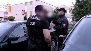 Zjavne podgurážený vodič odmietol fúkať a policajtom sa vyhrážal