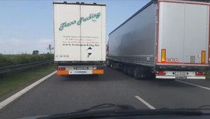 Na diaľnici D2 sa predbiehali kamióny, jeden druhého sa snažil vytlačiť