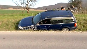 Motorkár nabúral do dvoch áut. V jednom sa viezla tehotná žena