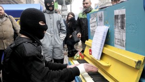 Symbol revolúcie. Guľky lietali, on hral na klavíri...