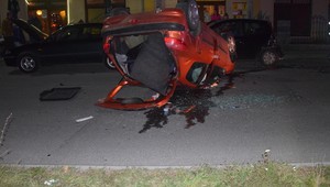 Sadol si za volant s viac ako dvomi promile. Po nehode skončilo auto na streche