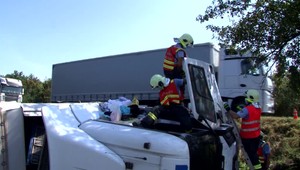 Tureckého vodiča vyslobodili hasiči zo zničenej kabíny. Zostal zakliesnený v prevrátenom kamióne