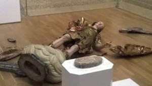 Muž si v múzeu fotil selfie, zničil vyše 200 rokov starú sochu