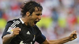 Raulov hetrik priblížil Real k Barcelone na štyri body