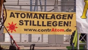 Odporcovia jadrovej energie vytvorili živú reťaz