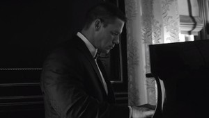 Videli ste už ako hrá John Cena v smokingu na klavíri?