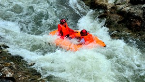 6 mladých ľudí bojovalo v člne o život