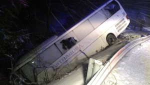 Autobus s tridsiatimi cestujúcimi sa na Čertovici zrútil do rokliny