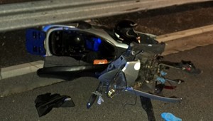 Hrôzostrašná nehoda na ceste. Motorkár skončil s vážnymi zraneniami