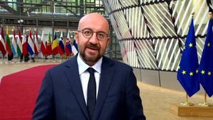 Začal sa prvý samit EÚ s rúškami. Lídri krajín V4 si ich ale zložili dole a podali si ruky