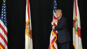 Trump sa týždeň pred voľbami doťahuje na Clinton