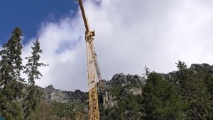 Turistov pri Zamkovského chate čakalo prekvapenie - stavebný žeriav