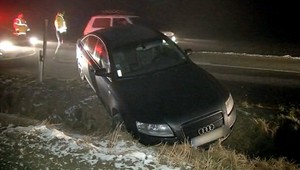 Opitý vodič na manželkinom aute skončil v priekope