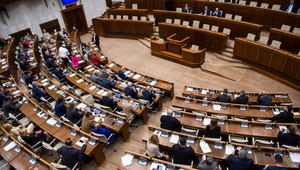 Poslanci rozhodli o znížení platov poslancov. Takto hlasovali