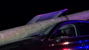 Opitý vodič mal opäť šťastie, nezranil sa ani po prerazení betónového stĺpa