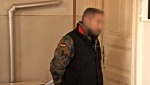 Agresívny muž rozbíjal nábytok pred očami štyroch malých detí, potom zobral sekeru a nôž