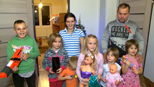 Darované Vianoce. Vedenie mesta Kežmarok spoločne s košickým darcom obdarovalo ťažko skúšanú rodinku