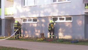 Hustý dym uväznil ľudí v paneláku. Hasiči museli rozbiť dvere