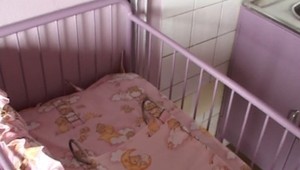 Iba 2-ročný chlapec zmizol z postieľky. Na druhý deň ho sused našiel mŕtveho vo svojom aute