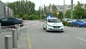 Chlapi sedeli pri nákupnom centre: Neznámy útočník ich dopichal nožom