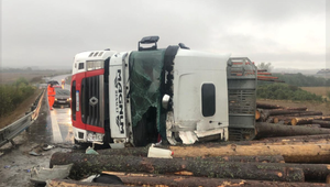 Kamión s návesom sa prevrátil na diaľnici. Vodič na mieste zraneniam podľahol