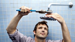 Zuzana si kúpila sprchový kút. Neprišiel v správnej farbe a poškodený