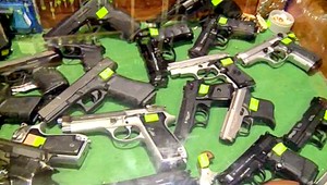 Mladík (17) doma skrýval výbušné tajomstvo, policajti našli aj granáty