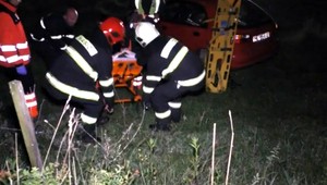 Auto vyletelo z cesty a skončilo v poli. Mladík v ňom zostal nehybne sedieť