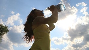 Bonboniéra plná vody. Obsahuje polovicu denného príjmu tekutín