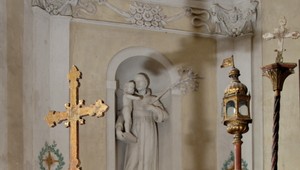 Modlitebná lavica z manželskej postele