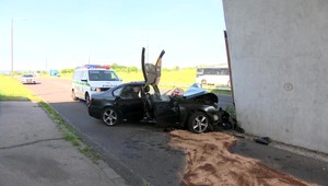 Zdemolované auto a šofér v kritickom stave: Z auta ho museli vytiahnuť cez strechu