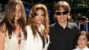 Deti Kráľa popu dali otcove kresby na charitu