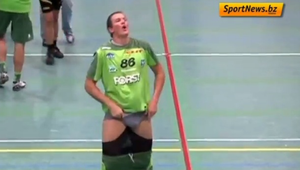 Talian pobozkal súpera, zakrátko sa zbieral z palubovky