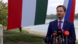 Faux pas na stretnutí Hegera s Orbánom: Na moste, ktorý spája Slovensko s Maďarskom, viala ruská vlajka