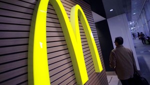 Pokladníčka obliala dievča kávou, McDonald’s zaplatí odškodné