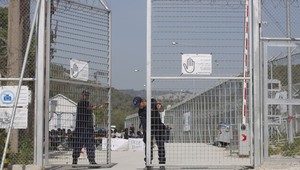 Prísne strážený tábor na Lesbose. Migranti sú tu ako vo väzení