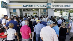 Grécke banky sú už otvorené, ľudia stále čakajú v radoch pred bankomatmi