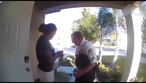 Zavolal policajtom, aby ich objal. Strážca zákona odchádzal s úsmevom na perách