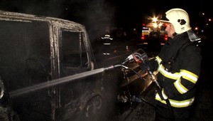 Pokračoval v jazde s defektom. Pre chybné rozhodnutie mu zhorelo auto do tla