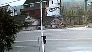 VIDEO: Keď si pomýlite brzdu s plynom. Auto skončilo na streche domu