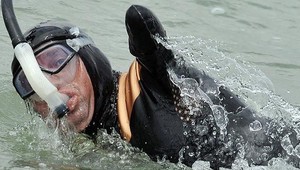 Francúz Croizon bez rúk a nôh zdolal kanál La Manche