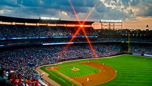 Smrť v hľadisku. Divák spadol z tribúny na bejzbale