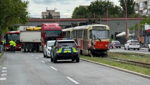 Hlavný ťah v smere von z Bratislavy je neprejazdný. Zrazila sa električka s kamiónom