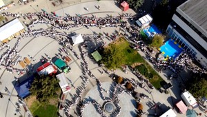 FOTO: Snina sa zapíše do knihy rekordov. Živú stonožku tvorili tisícky detí