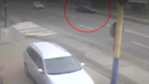 S takmer dvomi promile si neváhal sadnúť za volant. Vošiel na chodník i do protismeru