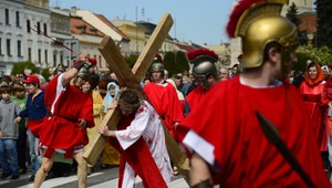 Prísny pôst a oltáre bez rúcha. Takto slávia veriaci Piatok utrpenia Pána