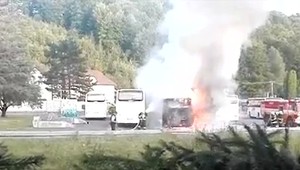 Požiar autobusu. Hasiči na plemene nestačili