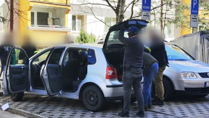 Policajti už niekoľko mesiacov objasňujú prípady oklamaných dôchodcov. Vykonali viacero prehliadok